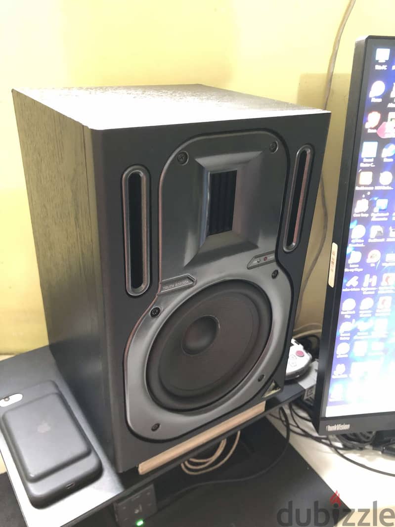 Behringer Truth B3030A 3