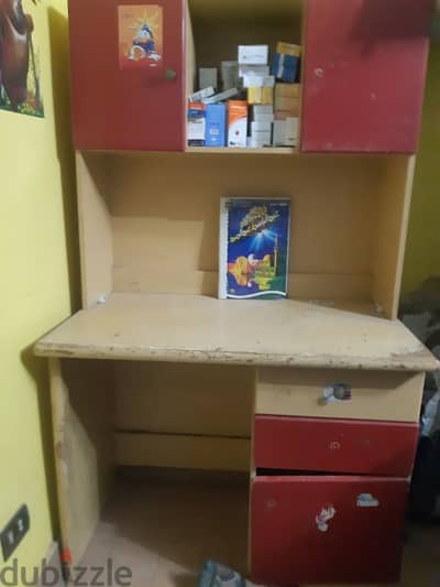 مكتب خشب بمكتبه