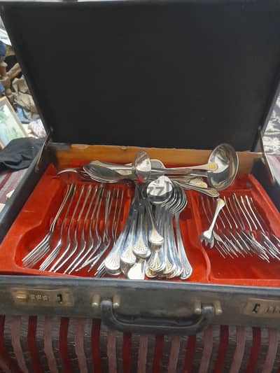 طقم ملاعق شوك وسكاكين