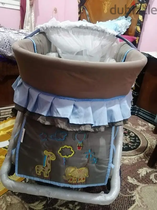 Cuna nueva para bebés, oscilante y fija, pero montada