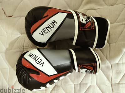 gloves اصلية من venom