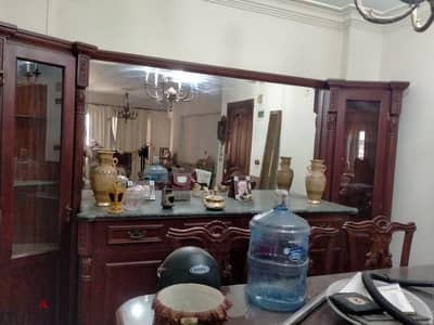 ترابيزة سفره +٦ كراسي عدد ٢ نيش زائد مراية كبيرة  و رخامة