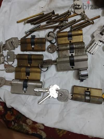 قلب كالون واقفال بمفاتيحهم