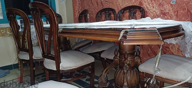 سفره شيك بس محتاجه شغل ف الكراسي بتاعتها
