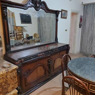 بوفيه كبير عرض مترين وارتفاع ٢٣٠ سم بمراية كبيرة محترمة