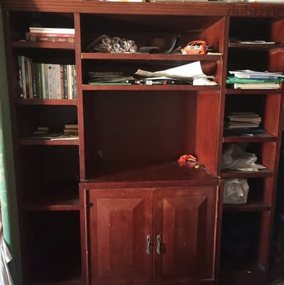 مكتبه خشب كبيرة بحاله ممتازه للبيع في المقطم