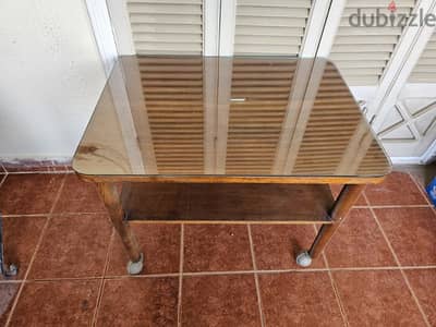 ترابيزة  بحالة ممتازة بالزجاج