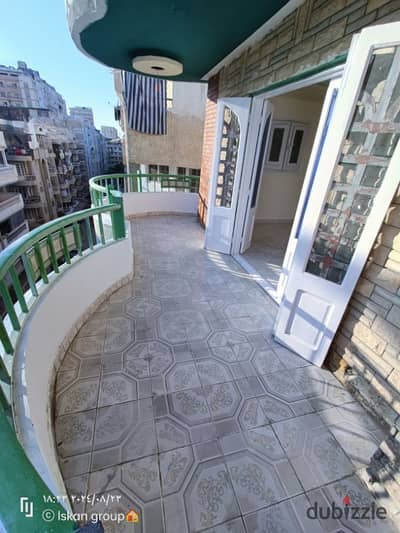 شقه فى اسكندرية شاطئ النخيل قلب الخدمات بجوار الشارع الرئيسي والبحر