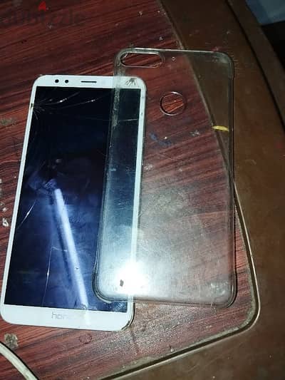 هاتف honor7c مستعمل بحاله جيده مع كسر في الشاشه
