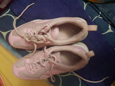 Sports shoes