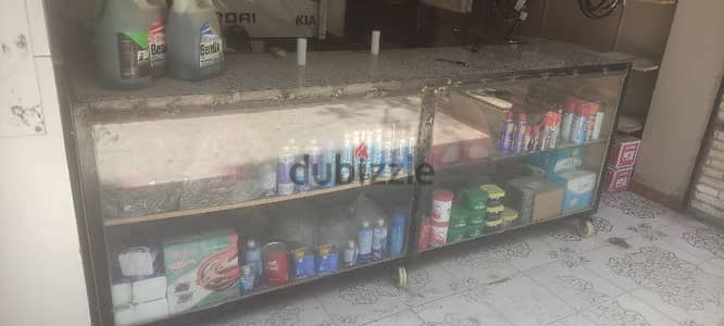 فاترينة حديد أو بنك عرض بضاعة