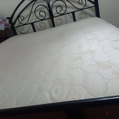 سرير حديد  مع مرتبه طبيه ثقال جدااا المرتبه من غير سوست