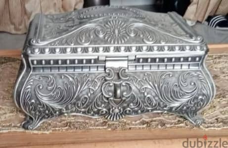عليك مجوهرات كبيرة مطلية بالفضة تحفة
