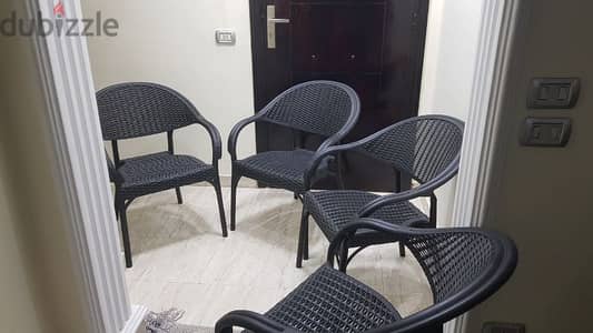كراسي بلاستيك للحدائق والكافيهات  الكرسي الواحد ب٣٥٠ جنيه فقط