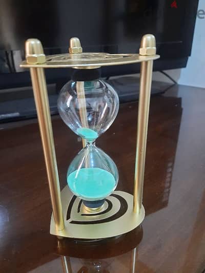 . ساعة رمليه معدن مطليه ذهب شكل قلب