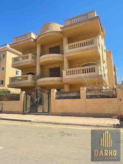 Basement 320 meters villas area west of Sumid at a commercial price with a full basement area and a 250 garden immediate delivery with an electricity meter next to Egypt University and Mall of Arabia at a price that will not be repeated reception and 4 rooms distinctive location Villa corner