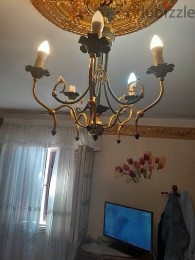 نجفة حديد فورفوجية بحالة جيدة