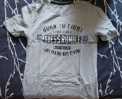 T-Shirt Guess أصلي غني عن التعريف مقاس M في حالة ممتازة
