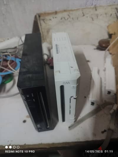 جهاز وى Wii كل جهاز معاه 2 ذراع و 2 نانشوك والاكسسوارات