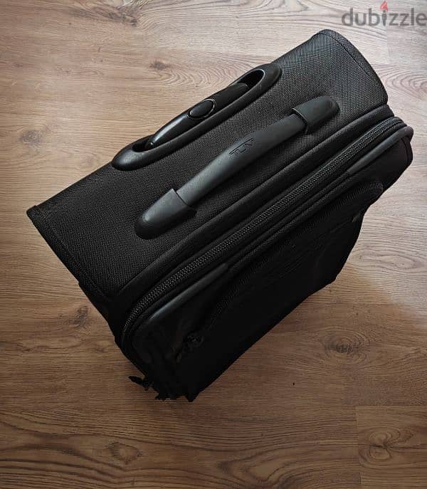 Tumi 2 wheels carry on 2