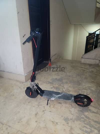 سكوتر كهربائي كسر زيرو استعمال شهر ونص مع شاحن و يوجد توصيل بلوتوث عن