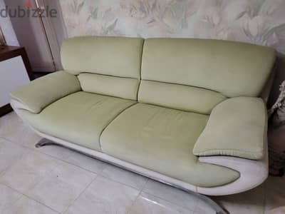 كنبه خضراء بارجل معدنيه