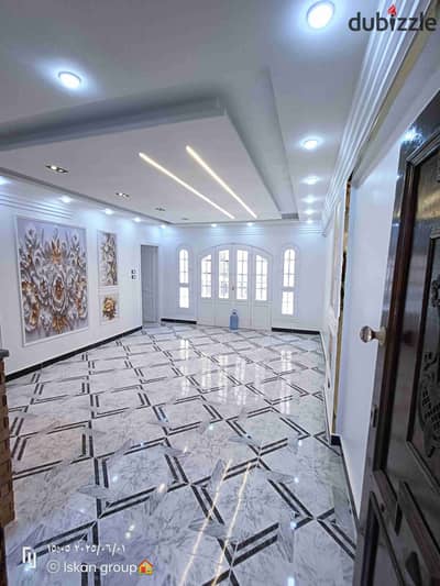 شقه فى اسكندرية شاطئ النخيل سادس عمارة من البحر على شارع رئيسي واجهة بحرى (٣غرف) مسجلة كاملة المرافق
