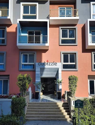 Apartment for sale immediate receipt fully furnished with appliances and air conditioners in installments in Omorada - New Cairo 186m with a private garage and a commercial mall
