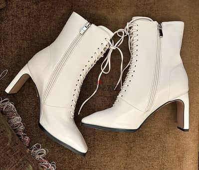 Pixi off white half boots