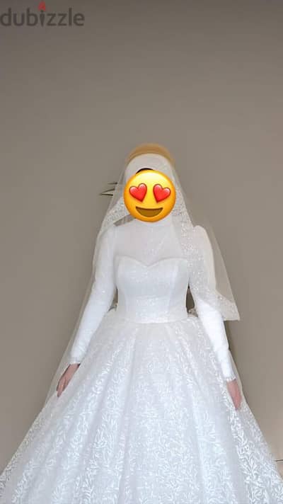 فستان زفاف بالطرحة
