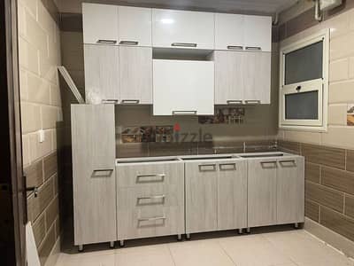 مطابخ جاهزه معمول عموله عباره عن ٧ قطع منفصله بالدولاب للخزين