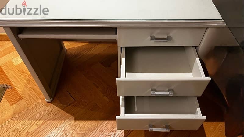 White desk 1