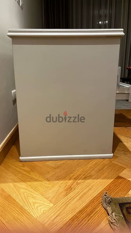 White desk 4