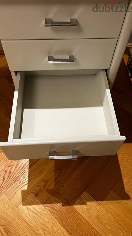White desk 5