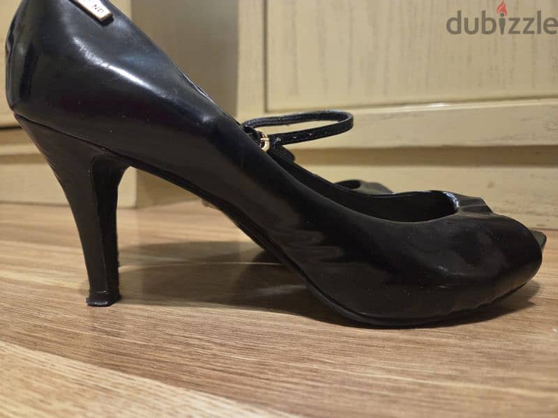 black sandel 1