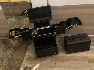 شنطتين مكياج واحده بعجل واخرى يد جلد طبيعي متين لم يستخدمو يعتبر جديدا