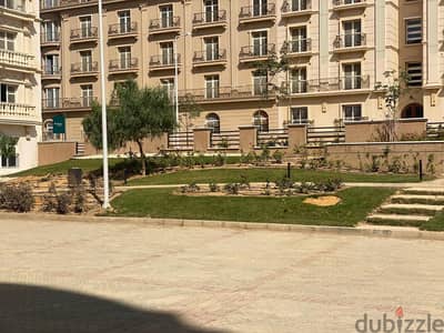 شقة بكمبوند هايد بارك الرئيسى بالتجمع مباشرة على شارع التسعين الجنوبى