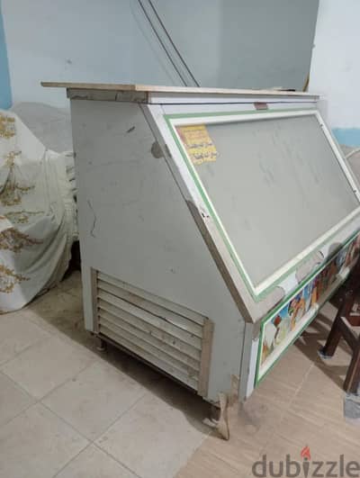 ثلاجة عرض جبن للبيع