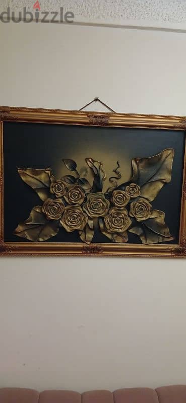 برواز بوكيه ورد جلد بارز اسود في دهبي مقاس 86x60 cm