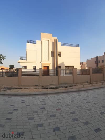 للبيع توين هاوس في كمبوند الما - ايوان مدينة الشيخ زايد  267م نصف تشطيب استلام فوري