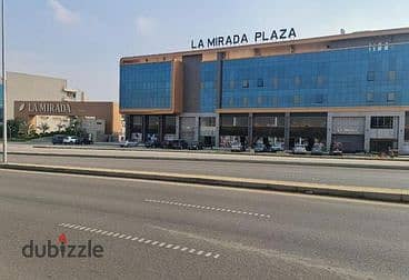 عياده 50م  متشطبه بالتكيفات للابجار فى لاميردا مول بالقرب من الجامعه الامريكيه - التجمع الخامس