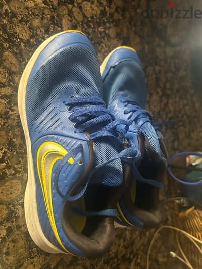 جزمة nike مقاس ٣٤ لسن ٥ ل ٨ سنوات