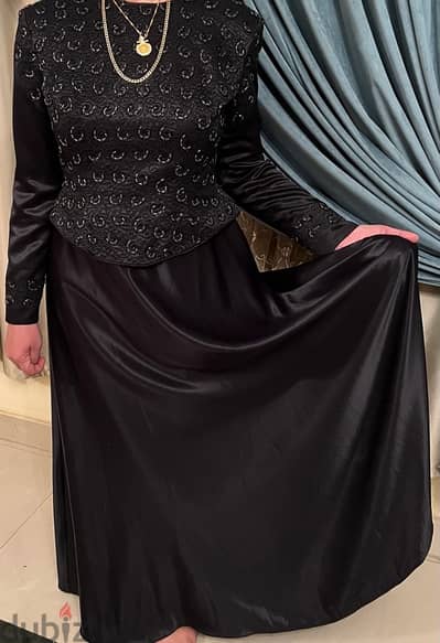 فستان اسود سواريه