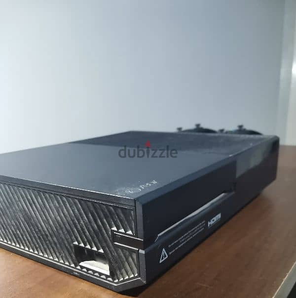 Xbox One 1 TB with a game 1