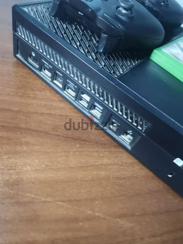 Xbox One 1 TB with a game 7