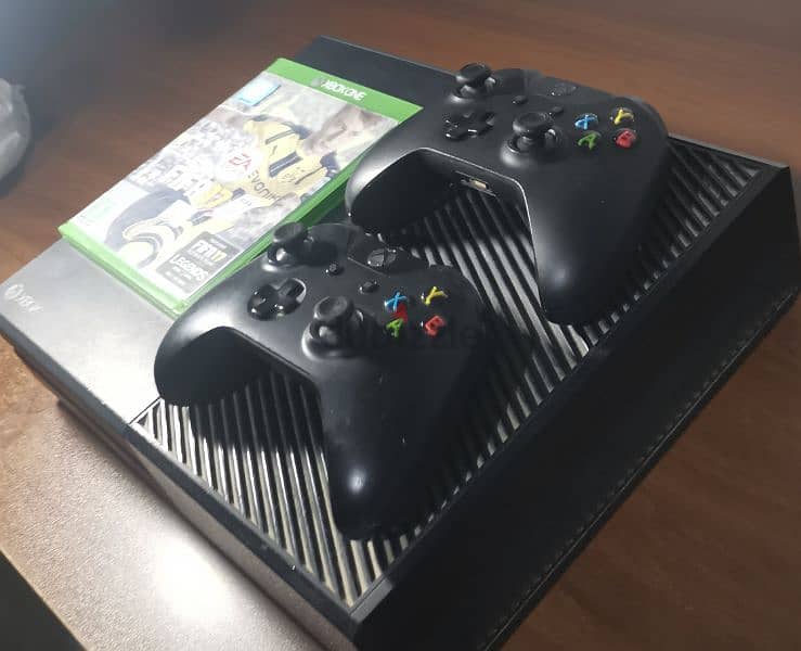 Xbox One 1 TB with a game 8