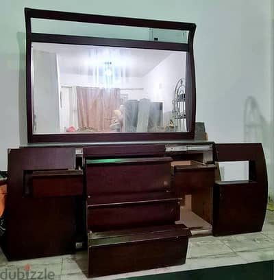 تسريحه حجم كبير حالة ممتازه ، خشب زان و تصميم مميز ، مرايا كبيرة