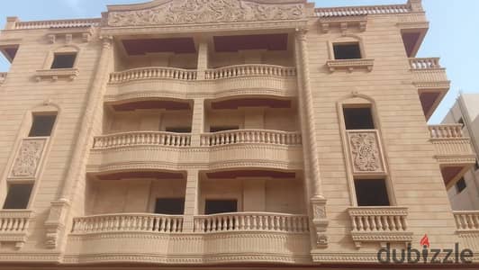  عمارة للبيع في الأندلس 1 امام كمبوند ميفيدا المساحة: 520 متر مربع  المميزات: - كاملة مباني (بدروم + أرضي + 3 أدوار متكررة + روف) - الدور شقتين،