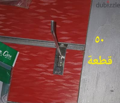 تصفية محل شماعات+مانيكانات+رفوف خشب+يافطة