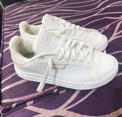 كوتشي Adidas اصلي حريمي بنص تمنه